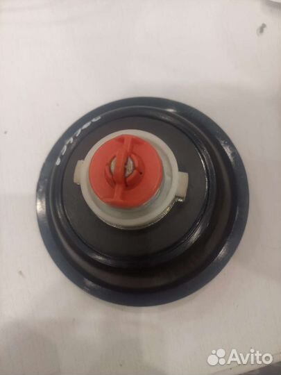 Крышка топливного бака с ключами на Peugeot