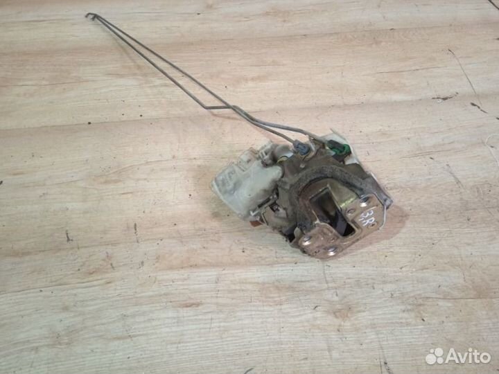 Замок двери задний правый Nissan Bluebird U14