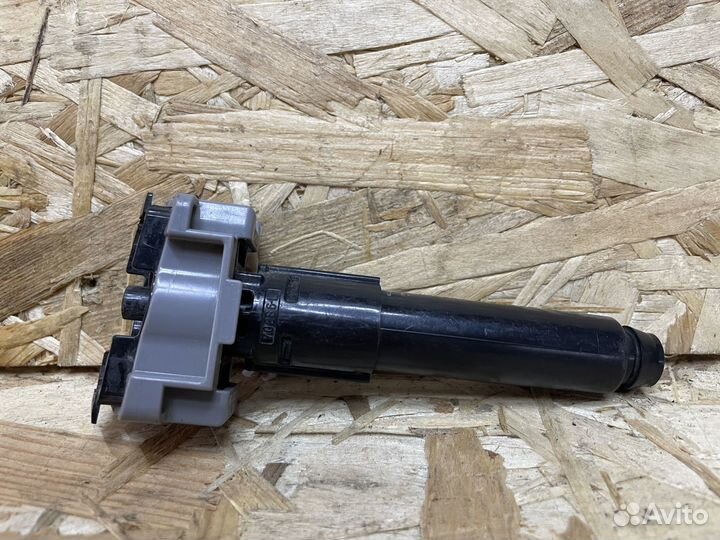 Форсунка омывателя фары левая Toyota Land Cruiser