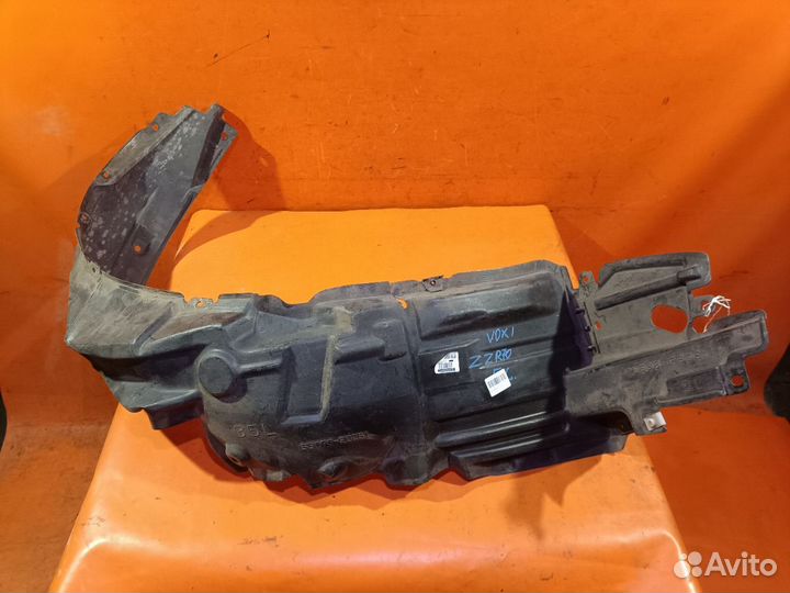 Подкрылок Toyota Voxy ZRR70G (Переднее Левое)