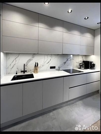 Кухня под потолок стильная