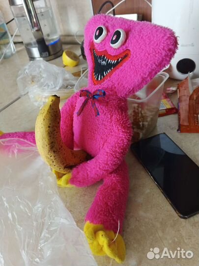 Розовый тигр с бананом