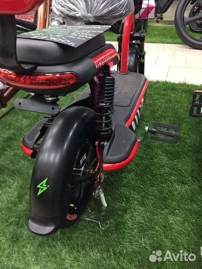 Электроскутер с педалями