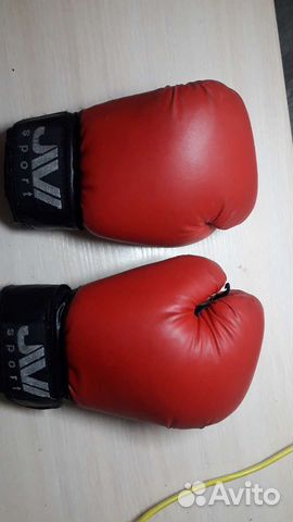 Боксерские перчатки и лапа для единоборств