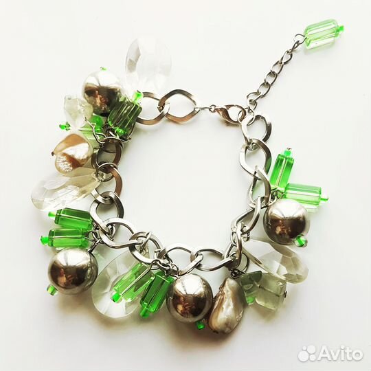 Браслет с прозрачными и зелеными подвесками