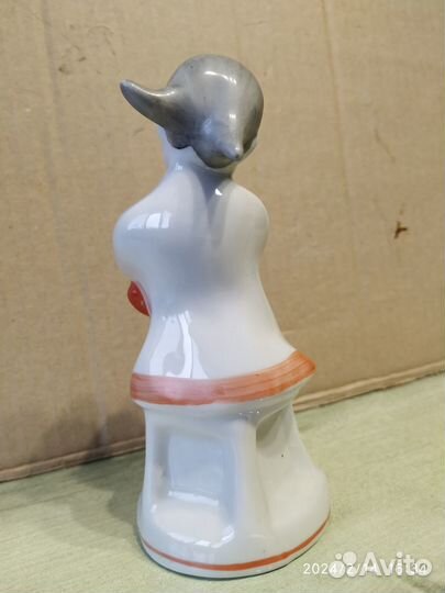 Статуэтка фарфоровая Девочка с куклой Городница