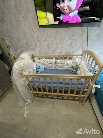 Детская кроватка с поперечным маятником