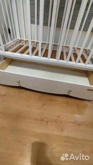 Детская кроватка с маятником и ящиком