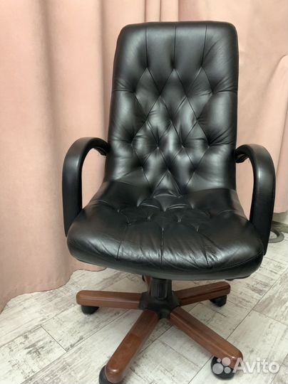 Письменный стол белый бу 5т.р. Кресла 3 шт 20 т.р