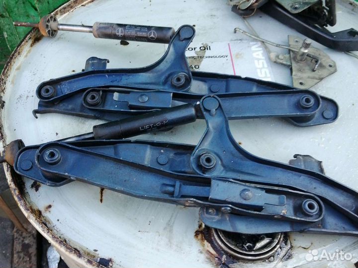 Петли копота мерседес 202