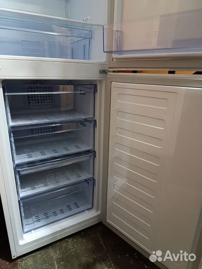 Двухкамерный холодильник Beko rcnk 335K00 W