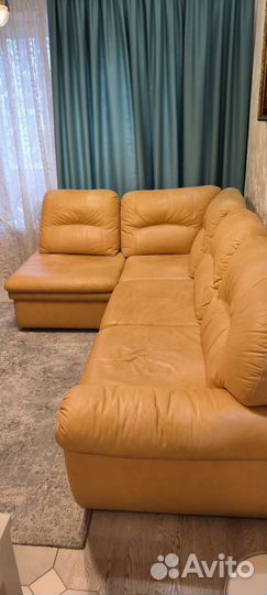 Угловой кожаный диван