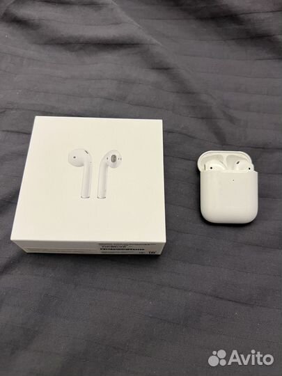 Наушники Apple AirPods with Charging Case