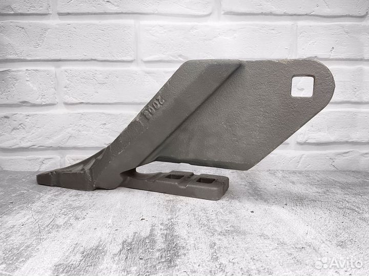 Зуб ковша JCB 3CX и 4CX левый 332/C4389 боковой