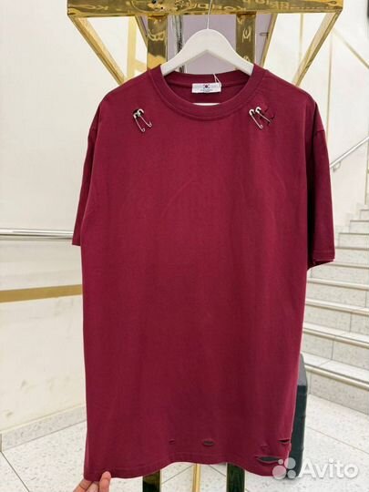 Футболка с булавками