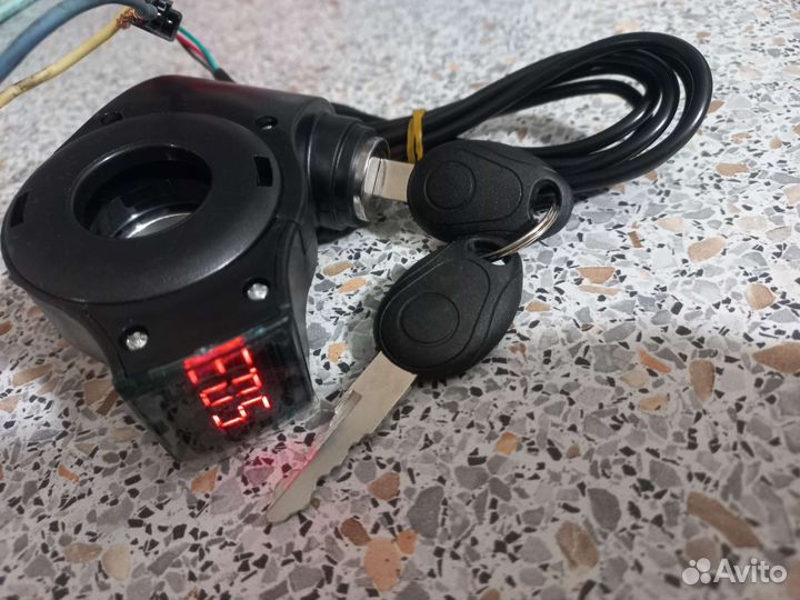 Замок зажигания с вольтметром для электросамоката