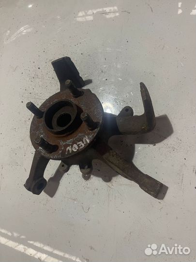 Кулак передний левый Додж неон 1995+