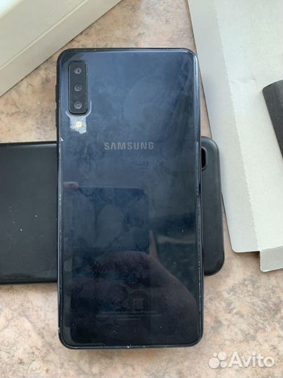 Samsung Galaxy A7 (2018), 4/64 ГБ