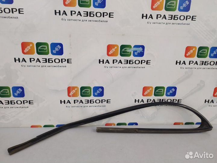 Уплотнительная резинка стекла двери передняя левая