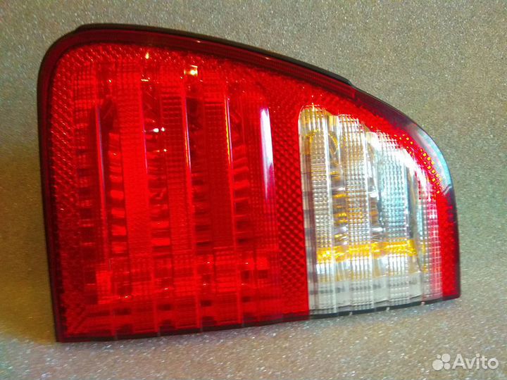 Lexus LX 470 Фонарь задний внутренний правый