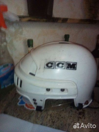 Хоккейный шлем и налокотники