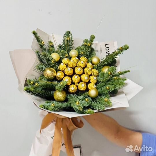 Зимний букет нобилис с конфетами Ферреро Роше