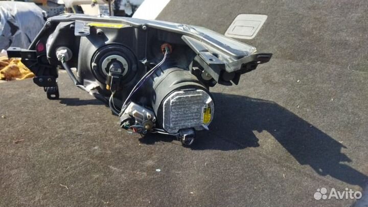 Фара передняя правая Toyota Spade NCP141