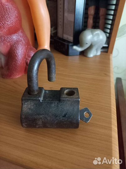 Навесной замок старинный