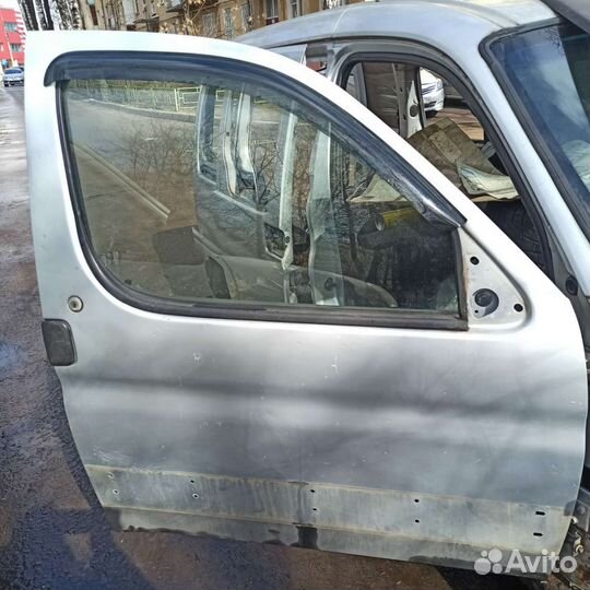 Передняя правая дверь на Ситроен Берлинго м59