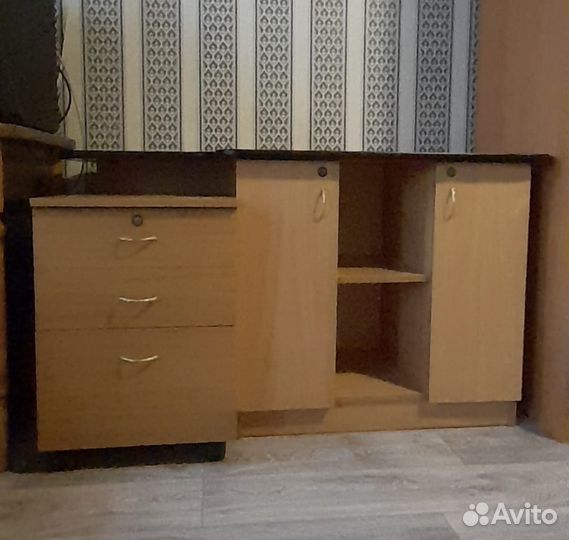 Тумбочки и стол комплект