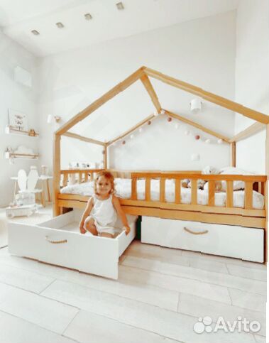 Детская кровать домик из настоящего дерева