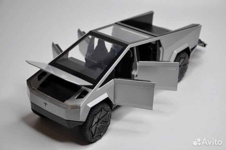 Модель автомобиля Tesla Cybertruck металл