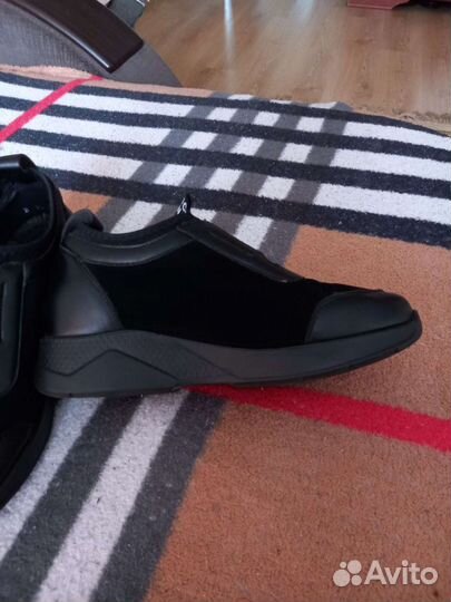 Кроссовки женские