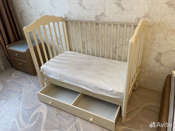 Детская кроватка с универсальным маятником