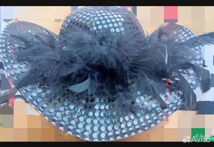 Шляпа с перьями