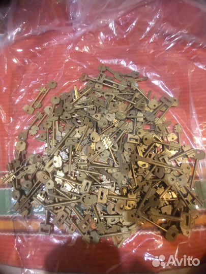 Ключи от замков латунные