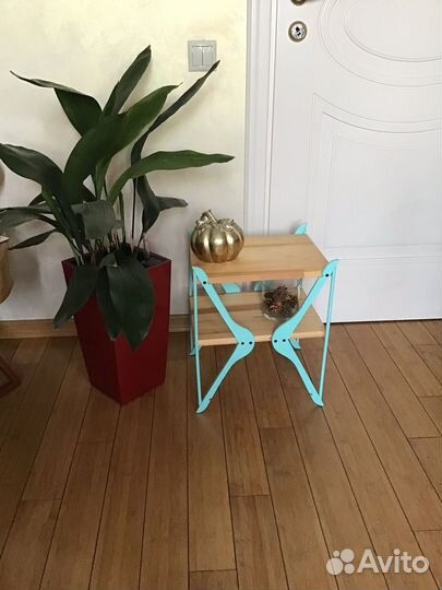 Прикроватный столик деревянный