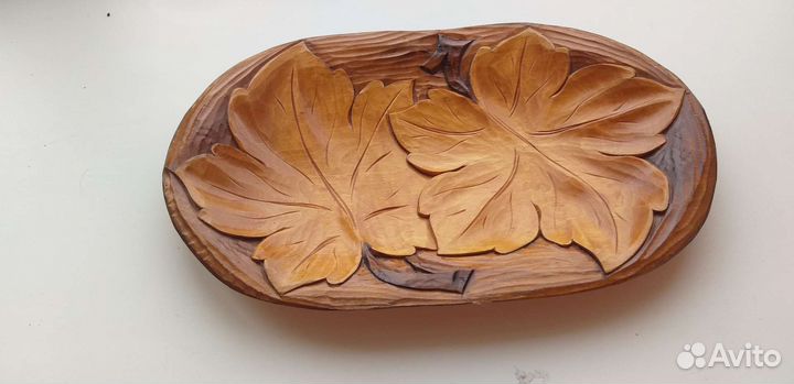 Тарелка из дерева резная