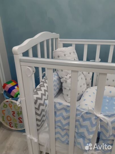 Детская кроватка с маятником