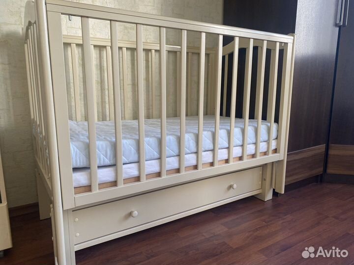 Детская кроватка с маятником