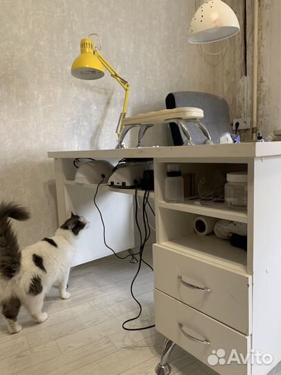 Маникюрный стол с вытяжкой