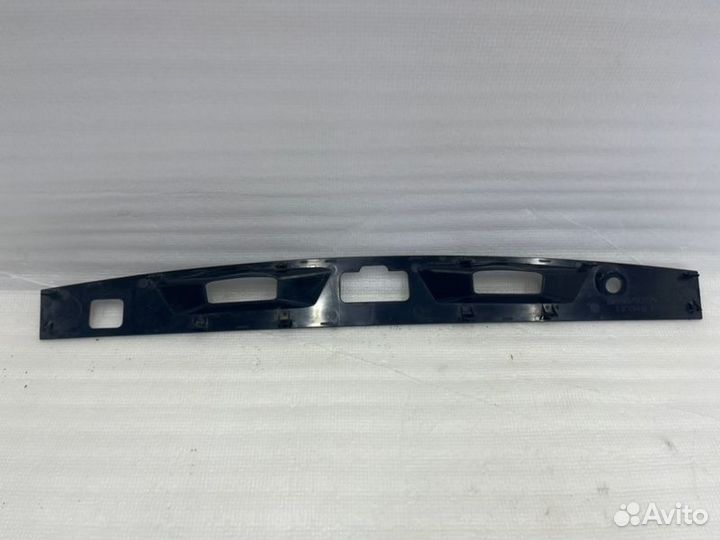 Накладка крышки багажника Toyota Camry V70/V75