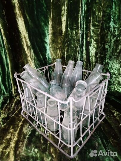 Ящик с молочными бутылками