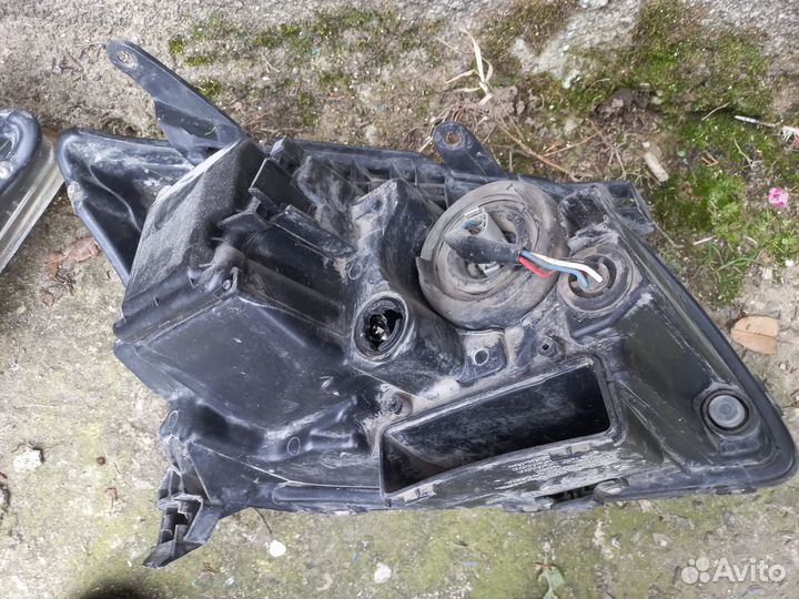 Фары Тойота авенсис 2004г