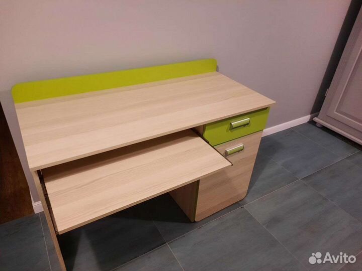 Детский письменный стол