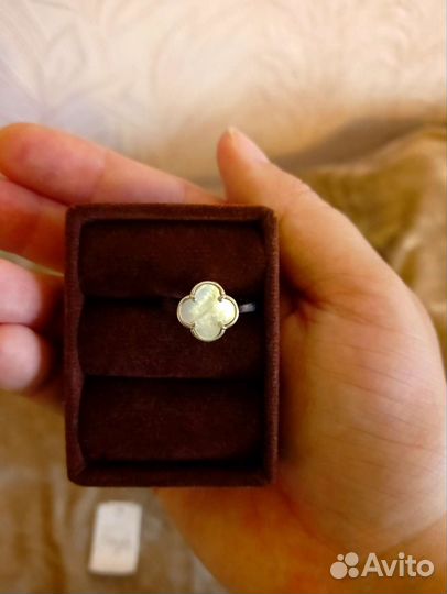 Серебряное кольцо с перламутром в стиле Van Cleef