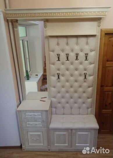 Прихожая со шкафом в классическом стиле