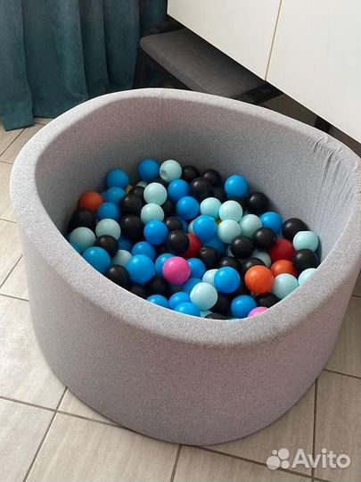 Сухой бассейн с шариками