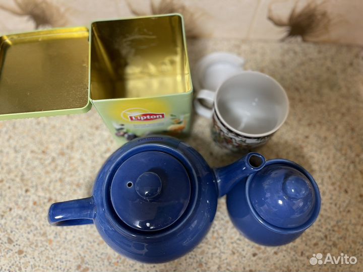 Заварочный чайник и сахарница