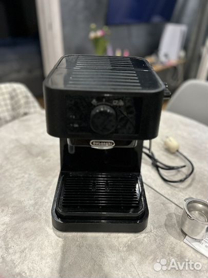 Кофеварка рожковая DeLonghi EC 230.BK черный